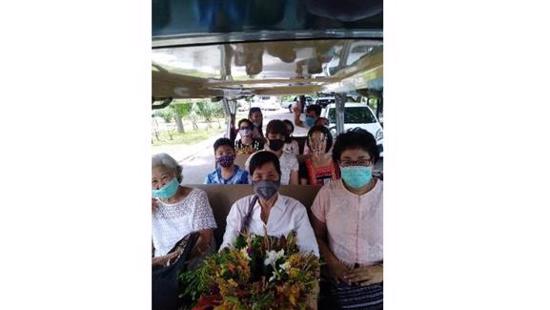 เหล่าผู้เข้าร่วมสูงวัยและลูกหลาน